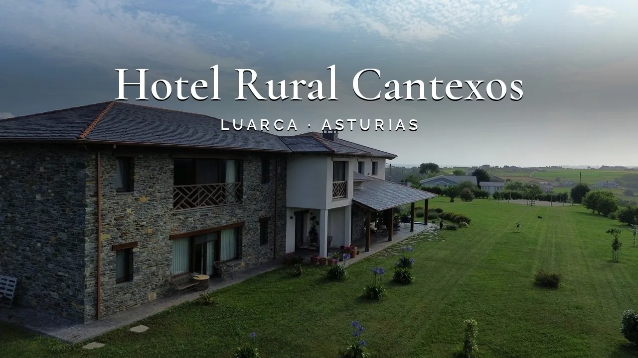 Home 6 Vista aérea del Hotel Rural Cantexos entre prados, en Luarca