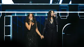 Laura Pausini & Camila Cabello - Víveme/Vivimi (Live at Kaseya Center - Miami) [YO CANTO WORLD TOUR]