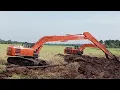 Download Lagu Hendro cari ikan di samping excavator hitachi yang sedang kerja tutup parit besar