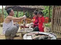 Dung prepared grilled fish using a traditional clamp, and everyone really enjoyed it.