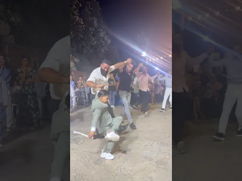 حركات رجل بعمر طفل (6) سنين جنن العالم بدبكته 😎 مع تامر عقيل Emperor Tamer Akil