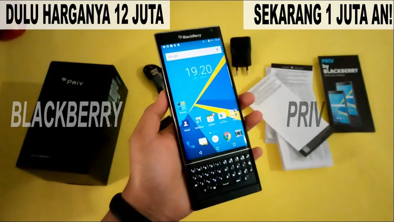 Kali ini unboxing dan membahas Handphone dari Blackberry, yaitu Blackberry Q5. HP ini merupakan seri. 