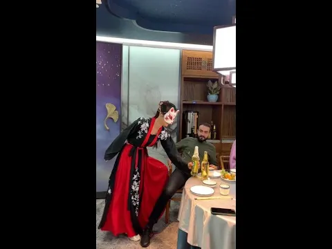 这气势，吓着外国友人了😰😂#全网最帅开酒猫