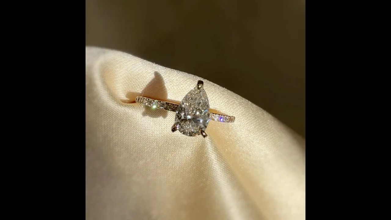 Selene丨1CT Pear Lab Diamond Engagement Ring–Pave Band in 14K Gold