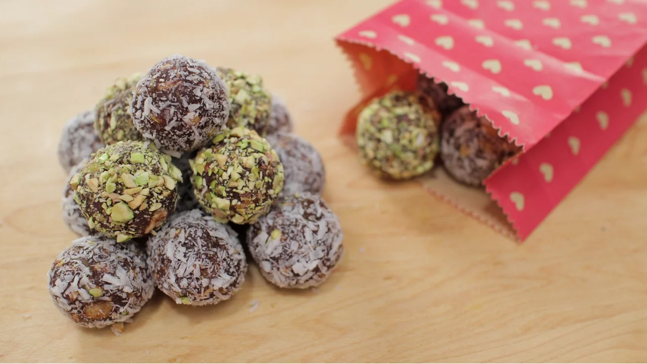 Date Truffles Recipe - DIY Edible Gift - Pai