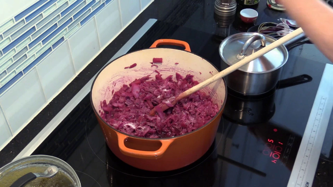 Rotkohl wie bei Oma vs. Rotkohl neu interpretiert: Kev zeigt euch wie ihr den leckeren Kohl ganz kla. 