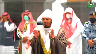 لحظة أداء صلاة الجنازة على الشيخ خليفة بن زايد رحمه الله بإمامة الشيخ ياسر الدوسري في الحرم المكي 