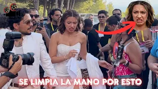 Angela Aguilar se limpia la mano al tocar a empleada de los premios juventud