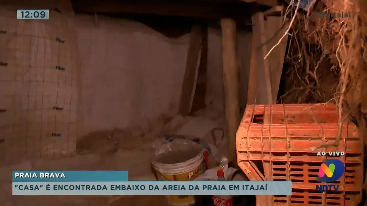 Casa é encontrada embaixo da areia na Praia Brava, e cachorro fica preso em grade de portão