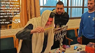 הרב אהרון אברג ל מדליק נרות חנוכה 