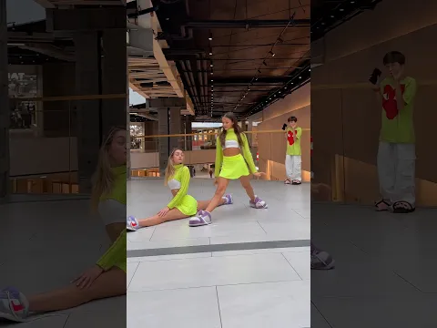 👗+🤳=🤸‍♀️🤸‍♀️ #familyfirst #flexibility @yana.chirkina @Belitskay