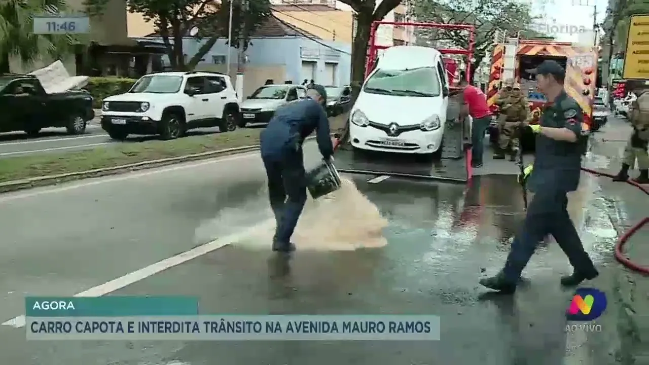 Carro capota e interdita trânsito na avenida Mauro Ramos em Florianópolis