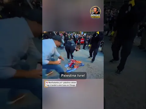 🇺🇲| Manifestantes pró-palestinos ateiam fogo à bandeira americana em Chicago.