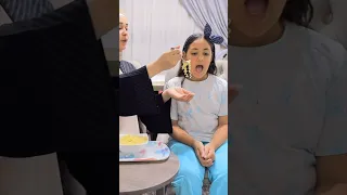 بنت تأكل الأندومى اللى حصل  بنت تأكل الأندومى اللى حصل