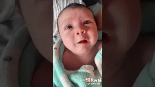 طفل حديث الولاده يتكلم 