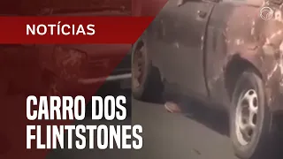 Yabadabadu? Carro dos Flintstones é visto circulando pelas ruas brasileiras