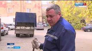 Омский слесарь собрал большую коллекцию вещей, найденных в канализации