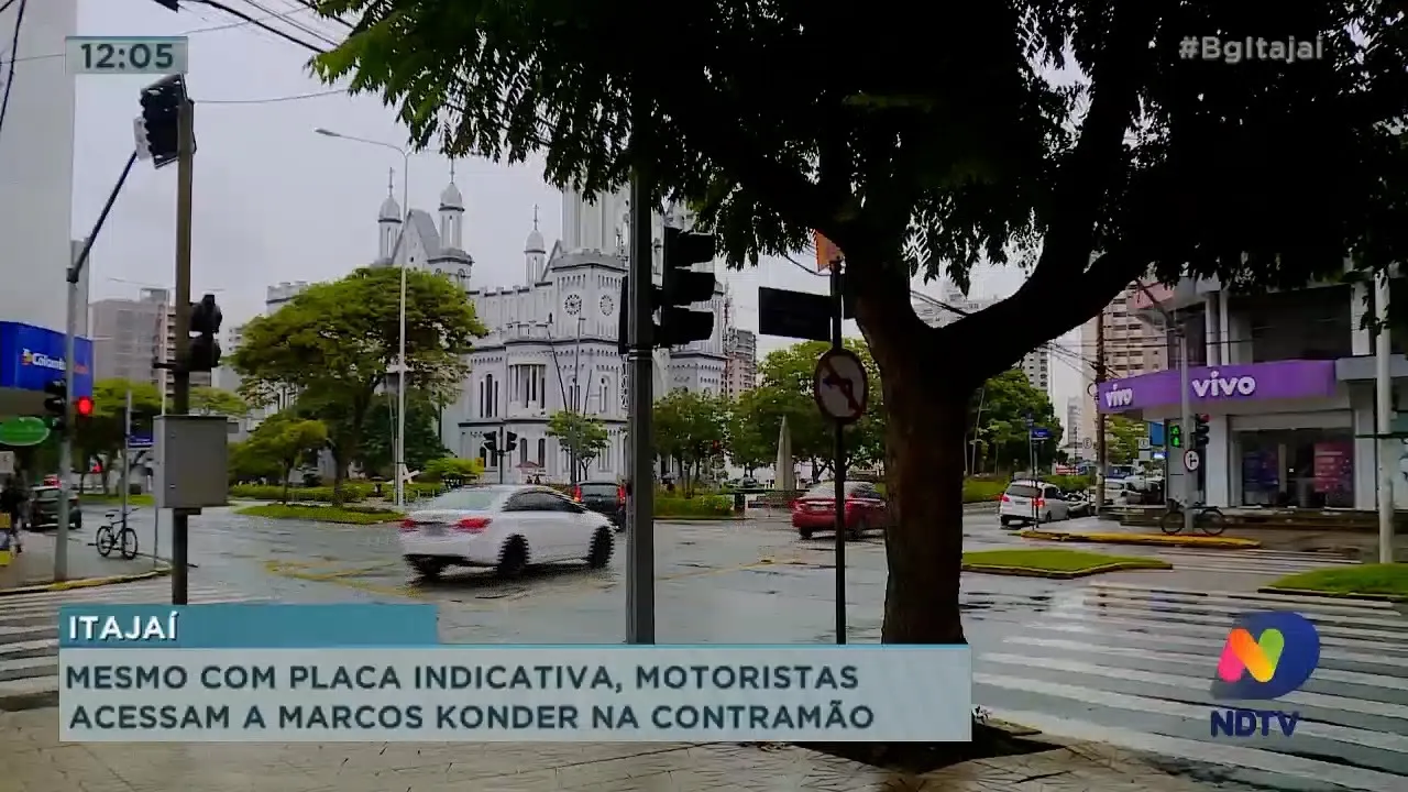 Motoristas acessam Avenida Marcos Konder na contra mão