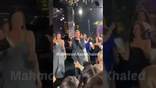 رقص وروقان الهضبة عمرو دياب ويغني انت الاحلي ونص ويشعل الاستيدج في حفل زفاف بالقاهرة 
