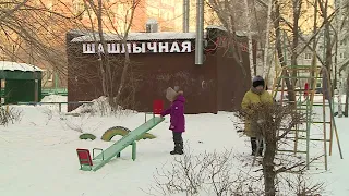 В Омске посреди детской площадки поставили шашлычную с алкоголем