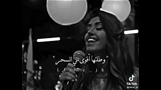 وقت غروب الشمس واقف على البحر بعيد 