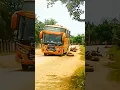 dance mobil bus di jalan rusak