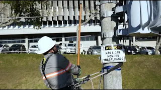Desenergização da BT. Acesso por escadas. CELESC.