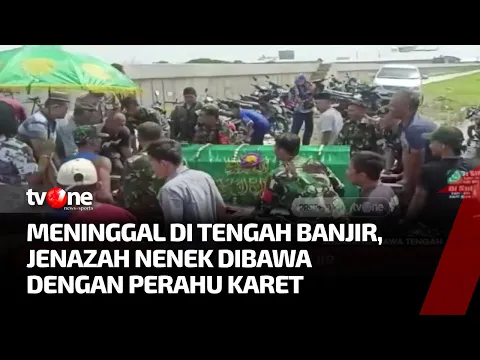 Petugas Gabungan TNI-Polri Evakuasi Jenazah Melewati Banjir