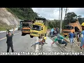 Download Lagu Sopir Truk Angkat Tangan !! Perbaikan Jalan Sempit Truk Canter Nyaris Terbalik !! 