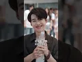 第一次进城的穷酸小伙一口饭喷在有洁癖的美女总裁脸上，所有人都以为他死定了，谁知他竟被千亿高薪聘请为美女总裁的贴身保镖为她保驾护航！