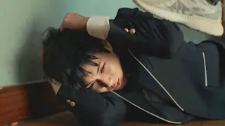 ولد غلبان الكل بيتنمرو عليه فبيتحول لقاتل متسلسل وبيخلص علي اي حد يضايقه 