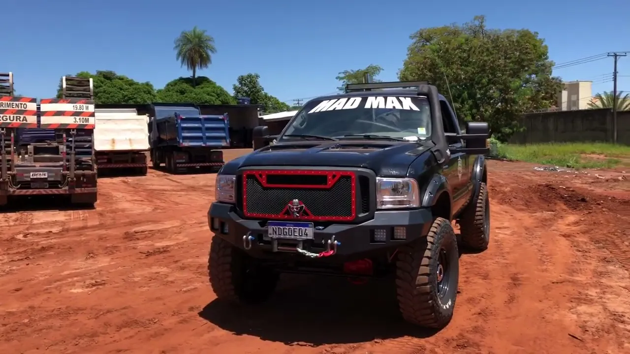 F-250 SUPER DUTY COM MOTOR CUMINS REPROGRAMADA, PNEU MAXIS TREPADOR, RETROVISOR DE REBOQUE