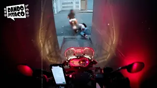 MULHER DE V4G4BUND0 TENTOU PULAR DA MOTO A 100KM/H 🤣🤣 (quase foi de arrasta pra cima)