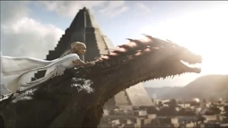 Daenerys Targaryen flying with her dragon Drogon S05E09