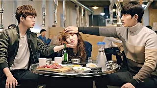 بنت بيتنمروا عليها مفكرنها لوحدها ومحدش بيحبها ولكن أشهر شابين فى الجامعة بيحبوها وبيتخانقوا عليها 