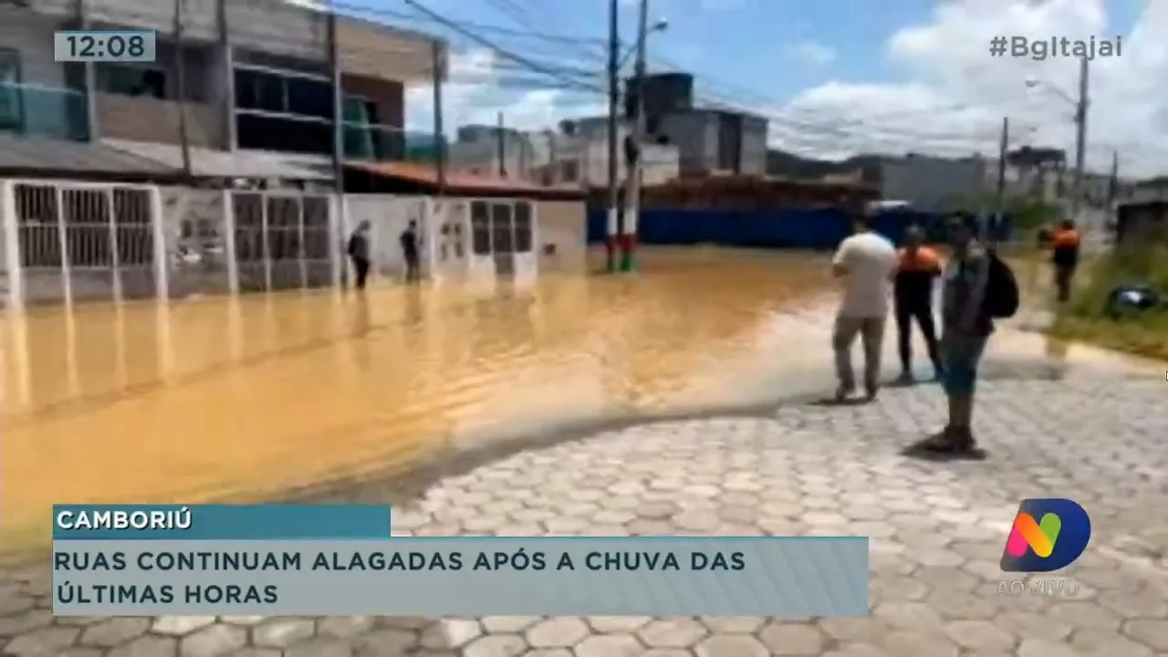 Ruas continuam alagadas após a chuva das últimas horas em Camboriú