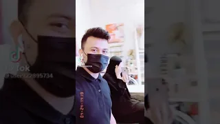 منقبة سعودية مبسوطة مع خويها الهندي في الدوام 