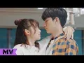 Download Lagu Put Your Head On My Shoulder OST (致我们暖暖的小时光) | 何曼婷 (猜一猜) [MV]
