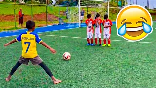 KIDS IN FOOTBALL (TRY NOT TO LAUGH)