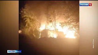 Сразу 6 зданий сгорели в поселке Магистральном Омского района