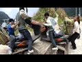 Download Lagu A young man's motorcycle got stuck in a ditch, and kind-hearted people helped lift it out.