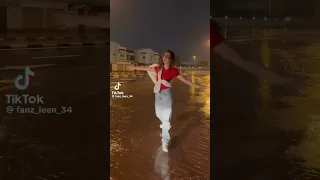 لين تمشي تحت المطر 