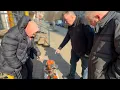 Download Lagu Verrassing voor oudere dame op de markt in Oost-Oekraïne