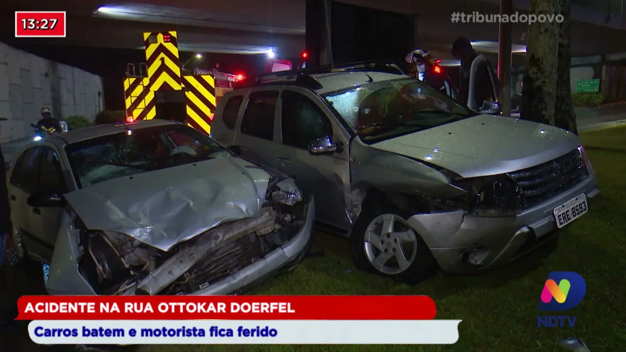 Carros batem e motorista fica ferido na rua Ottokar Doerffel, em Joinville