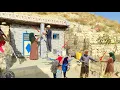 Download Lagu De droom van een nomadische dame werd werkelijkheid dankzij de hulp van een gulle ondernemer.