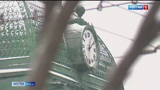 Главный символ Нового года в Омске в буквальном смысле рассыпается на глазах