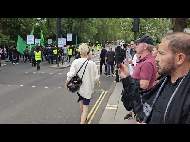 ⁣الاجانب في لندن يشاهدون مسيرة الإمام الحسين ع