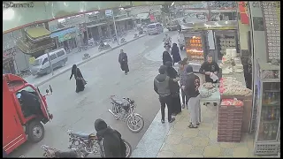كاميرات المراقبة ترصد لحظة إنفجار عبوة ناسفة في مدينة الباب شرق حلب السورية  كاميرات المراقبة ترصد لحظة إنفجار عبوة ناسفة في مدينة الباب شرق حلب السورية