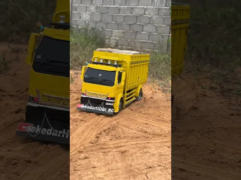 Rc truk ini dibuat semirip mungkin dengan hang aslinya