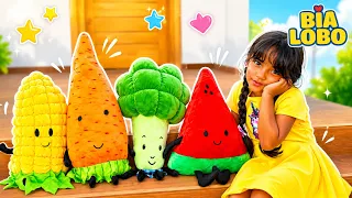 Bia Lobo Brinca com Frutas e Legumes Gigantes | Giant Fruits and Vegetables